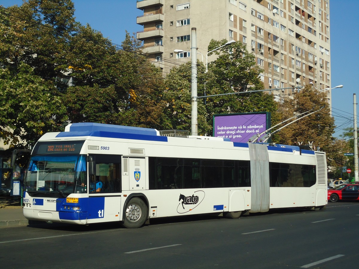 (136'434) - RATP Ploiesti - Nr. 5903/PH 912 - Neoplan Gelenkduobus (ex TL Lausanne/CH Nr. 820) am 5. Oktober 2011 beim Bahnhof Ploiesti Sd