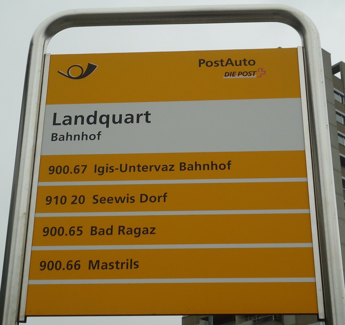 (137'927) - PostAuto-Haltestellenschild - Landquart, Bahnhof - am 5. Mrz 2012