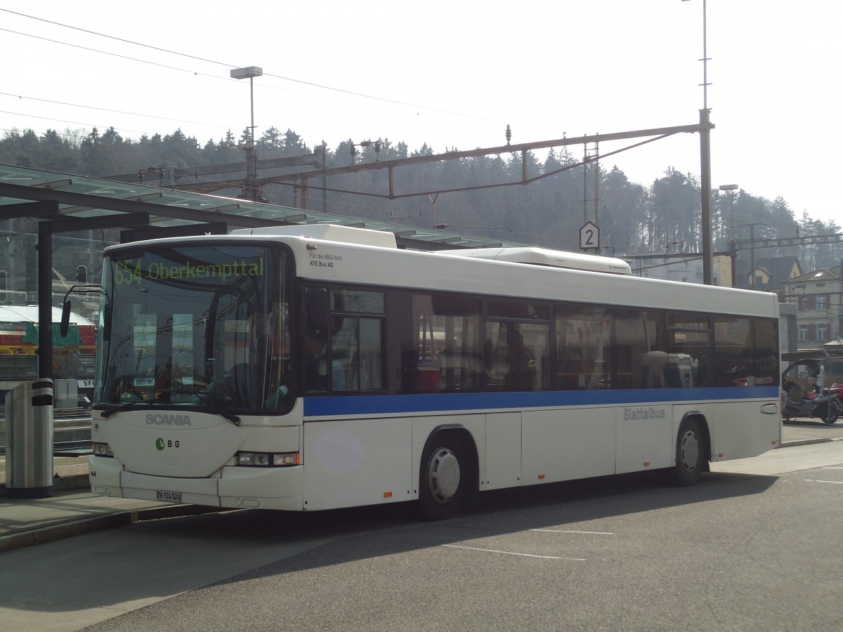 (138'143) - ATE Bus, Effretikon - Nr. 44/ZH 724'524 - Scania/Hess am 7. Mrz 2012 beim Bahnhof Effretikon