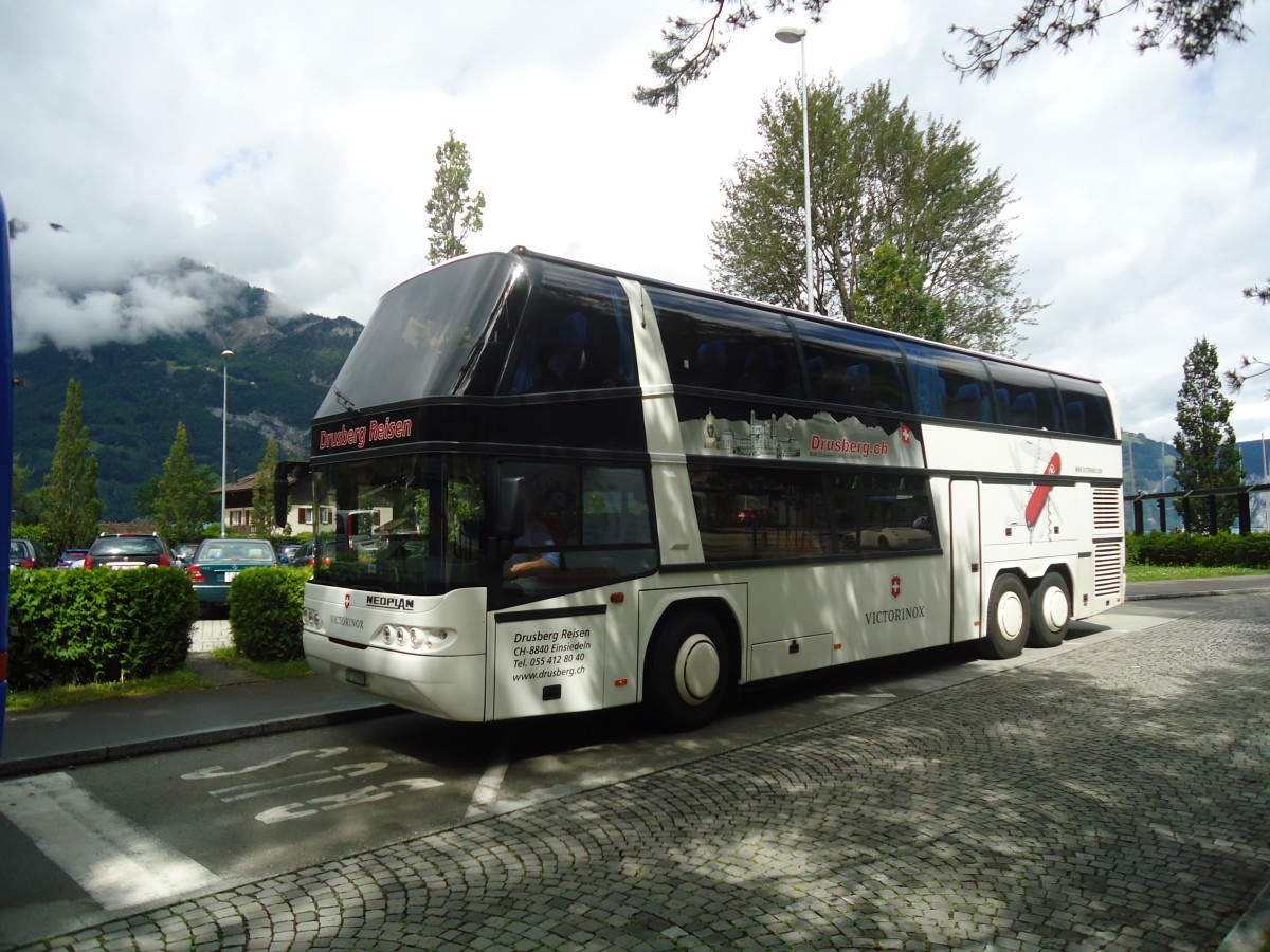 (139'407) - Schelbert, Einsiedeln - SZ 25'900 - Neoplan am 11. Juni 2012 beim Bahnhof Flelen