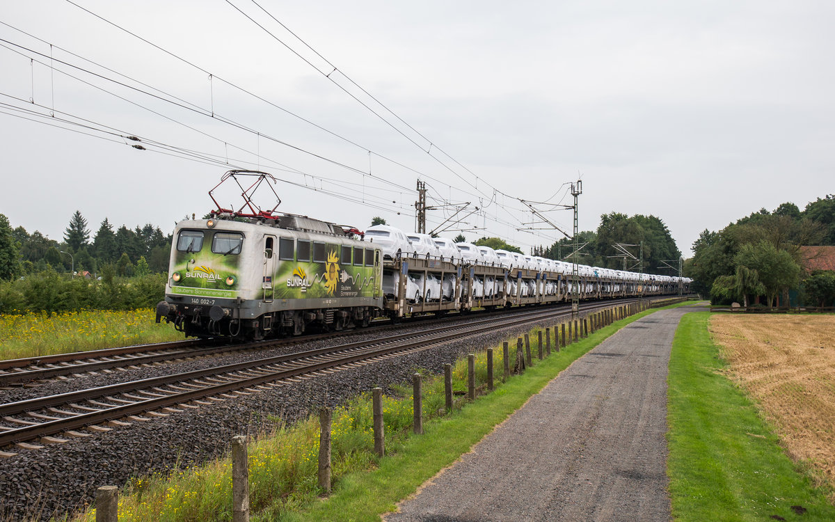 140 002-7 mit einem Autozug am 17. August 2017 bei Langwedel.