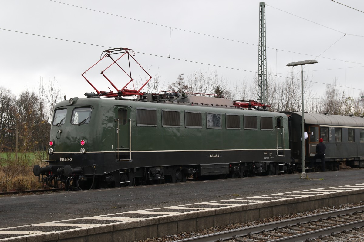 140 438-3 befand sich am Zugende des Sonderzuges nach Salzburg. Das Bild entstand im Bahnhof von Übersee am Chiemsee, wo der Sonderzug zwei Überholungen abzuwarten hatte.