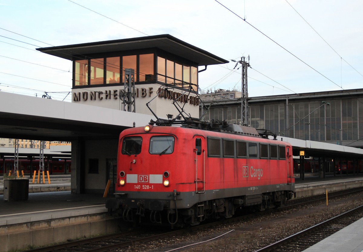 140 528-1 beim rangieren im Mnchner Hauptbahnhof am 22. Dezember 2013.