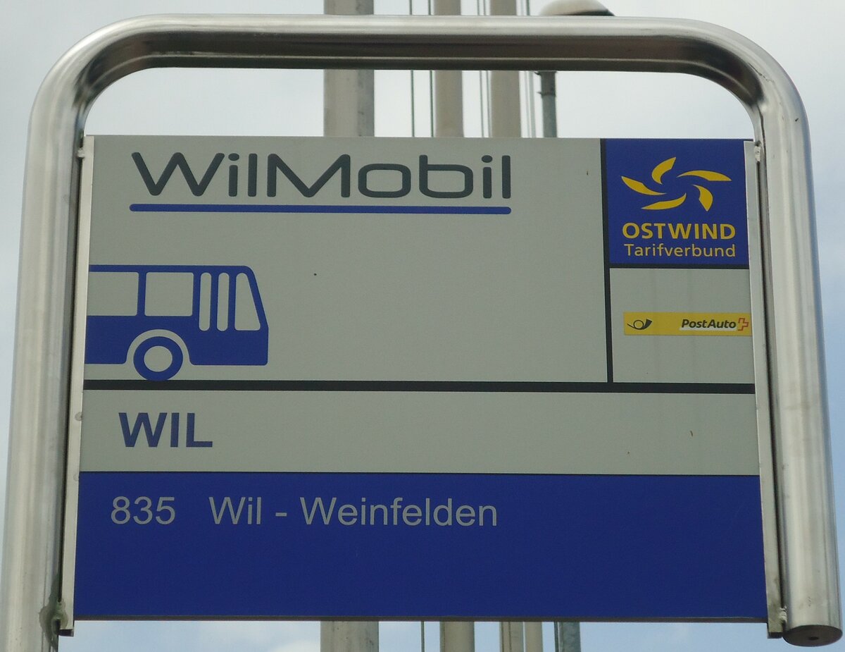 (140'453) - WilMobil/PostAuto-Haltestellenschild - Wil, Bahnhof - am 11. Juli 2012