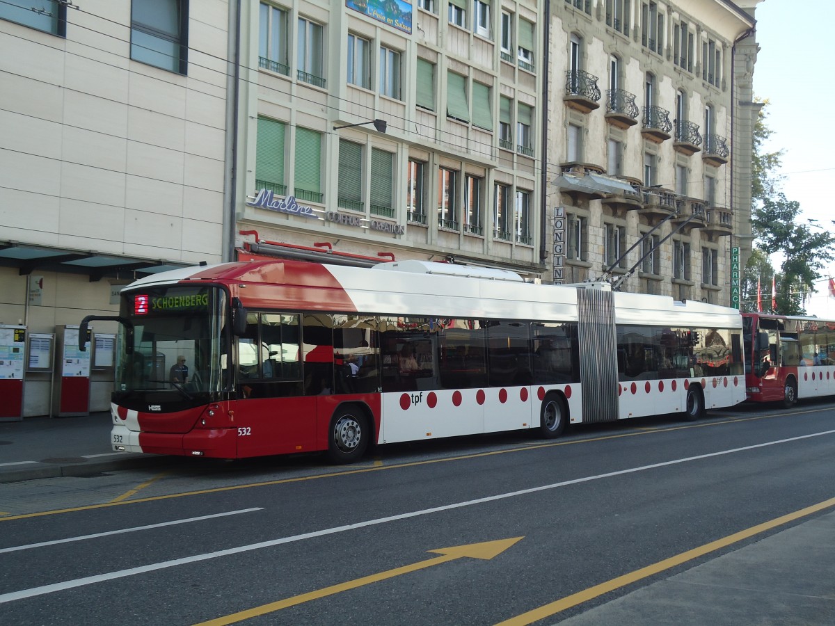 (141'245) - TPF Fribourg - Nr. 532 - Hess/Hess Gelenktrolleybus am 19. August 2012 beim Bahnhof Fribourg