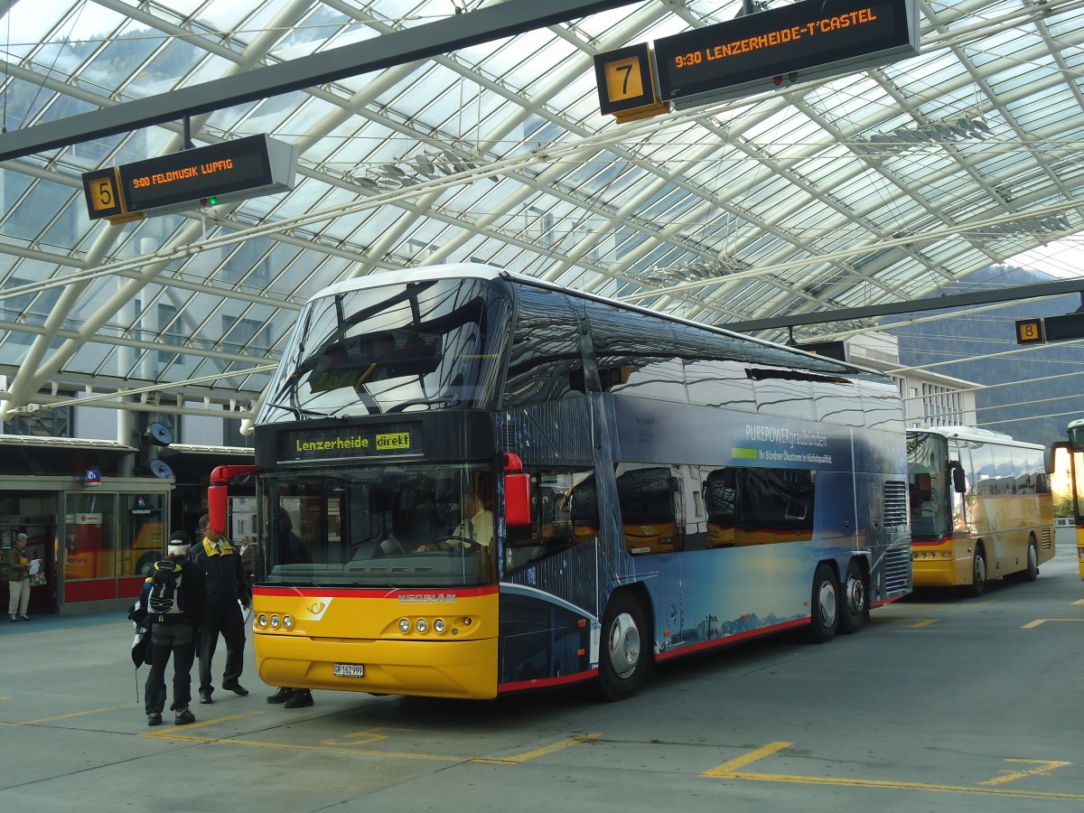 (141'581) - PostAuto Graubnden - GR 162'999 - Neoplan am 15. September 2012 in Chur, Postautostation