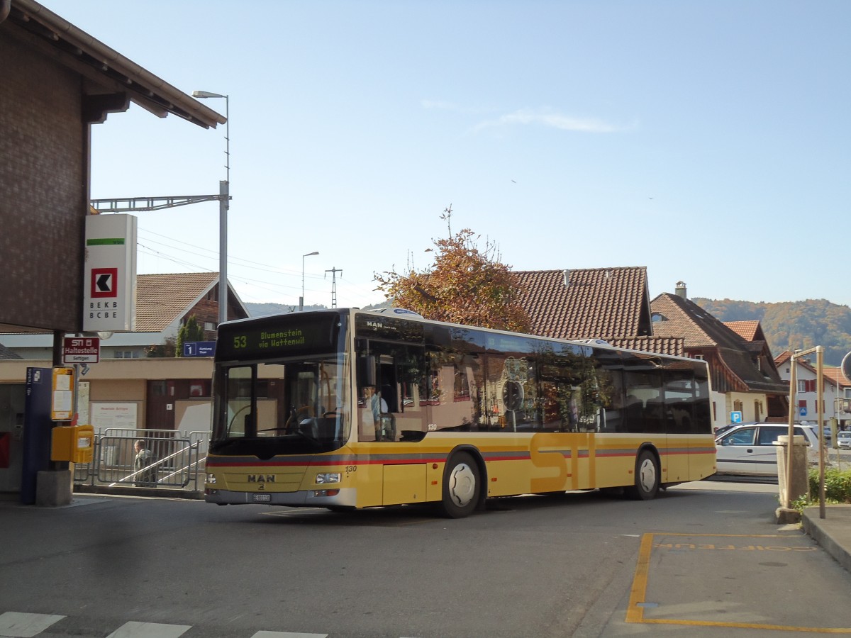 (142'072) - STI Thun - Nr. 130/BE 801'130 - MAN am 21. Oktober 2012 beim Bahnhof Seftigen