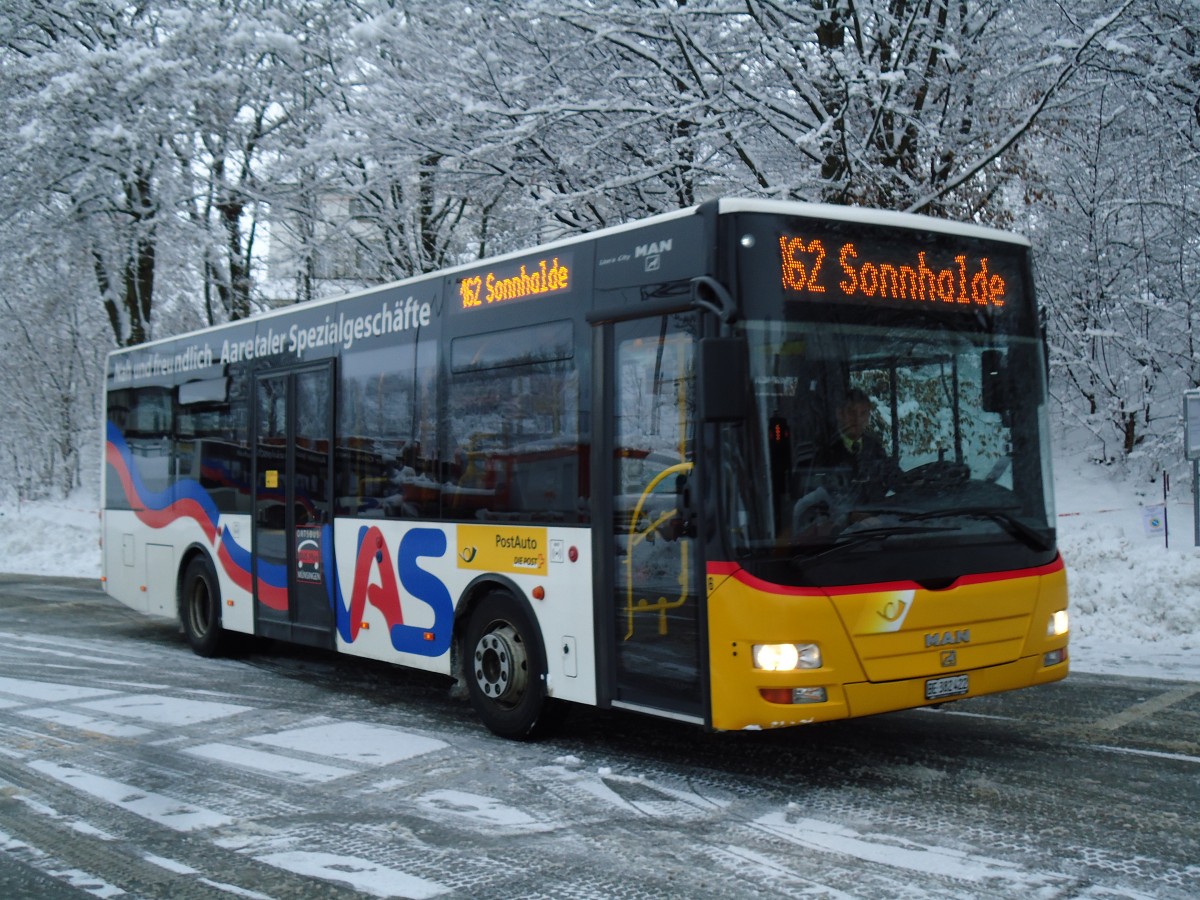 (142'325) - Lengacher, Mnsingen - Nr. 6/BE 382'422 - MAN/Gppel am 8. Dezember 2012 beim Bahnhof Mnsingen (prov. Haltestelle)