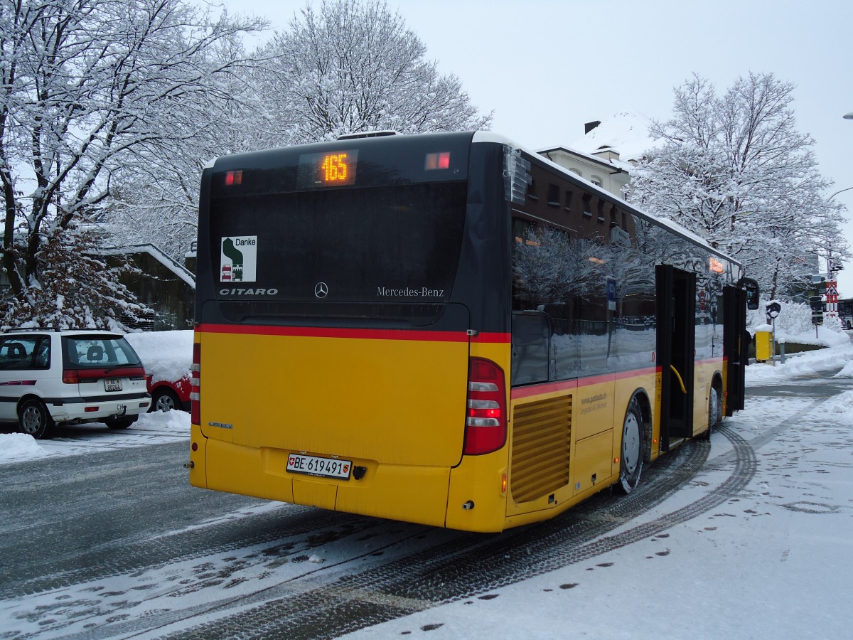 (142'327) - Lengacher, Wichtrach - Nr. 7/BE 619'491 - Mercedes am 8. Dezember 2012 beim Bahnhof Mnsingen (prov. Haltestelle)