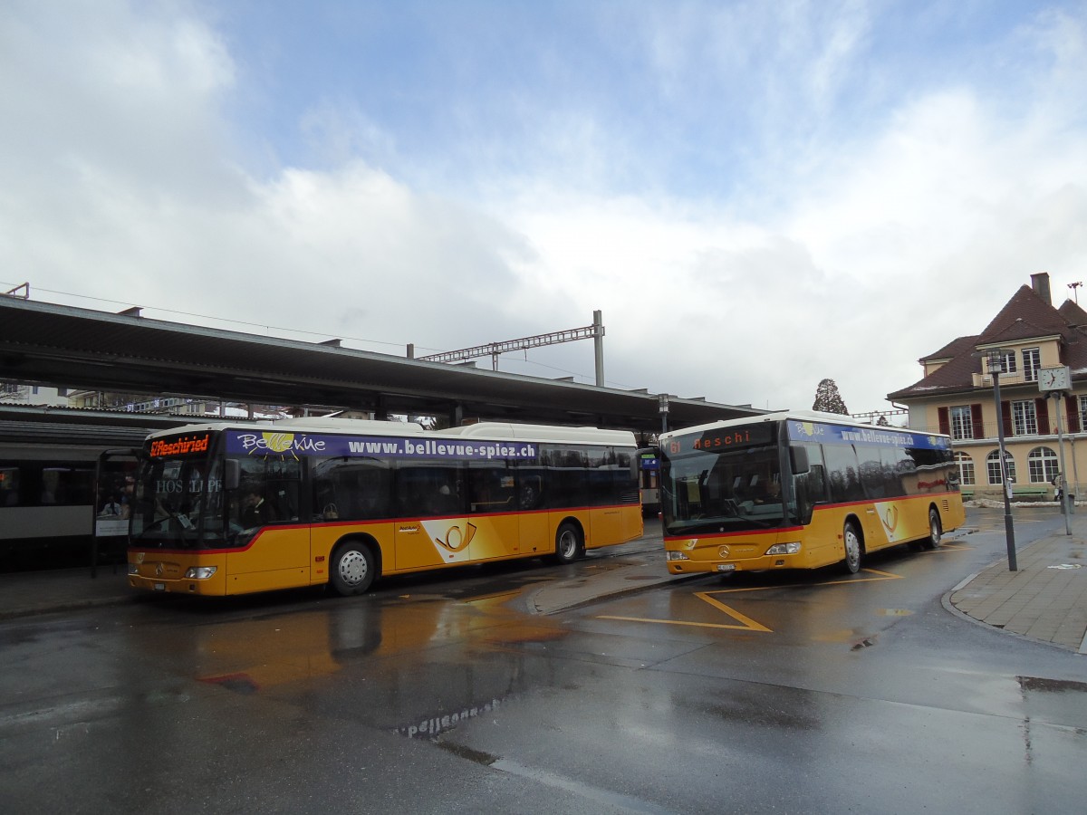 (142'532) - PostAuto Bern - BE 637'781 + BE 653'387 - Mercedes am 16. Dezember 2012 beim Bahnhof Spiez 