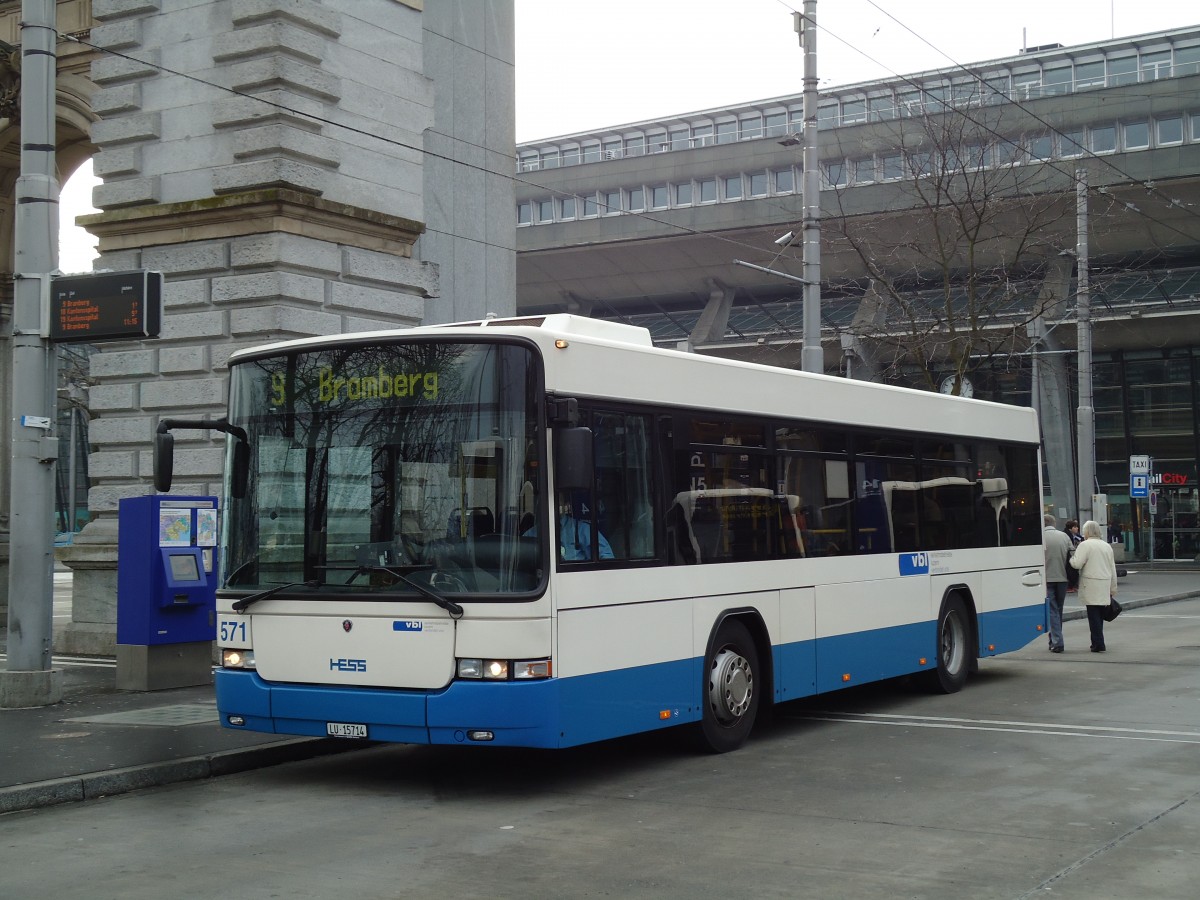 (142'960) - VBL Luzern - Nr. 571/LU 15'714 - Scania/Hess am 5. Januar 2013 beim Bahnhof Luzern