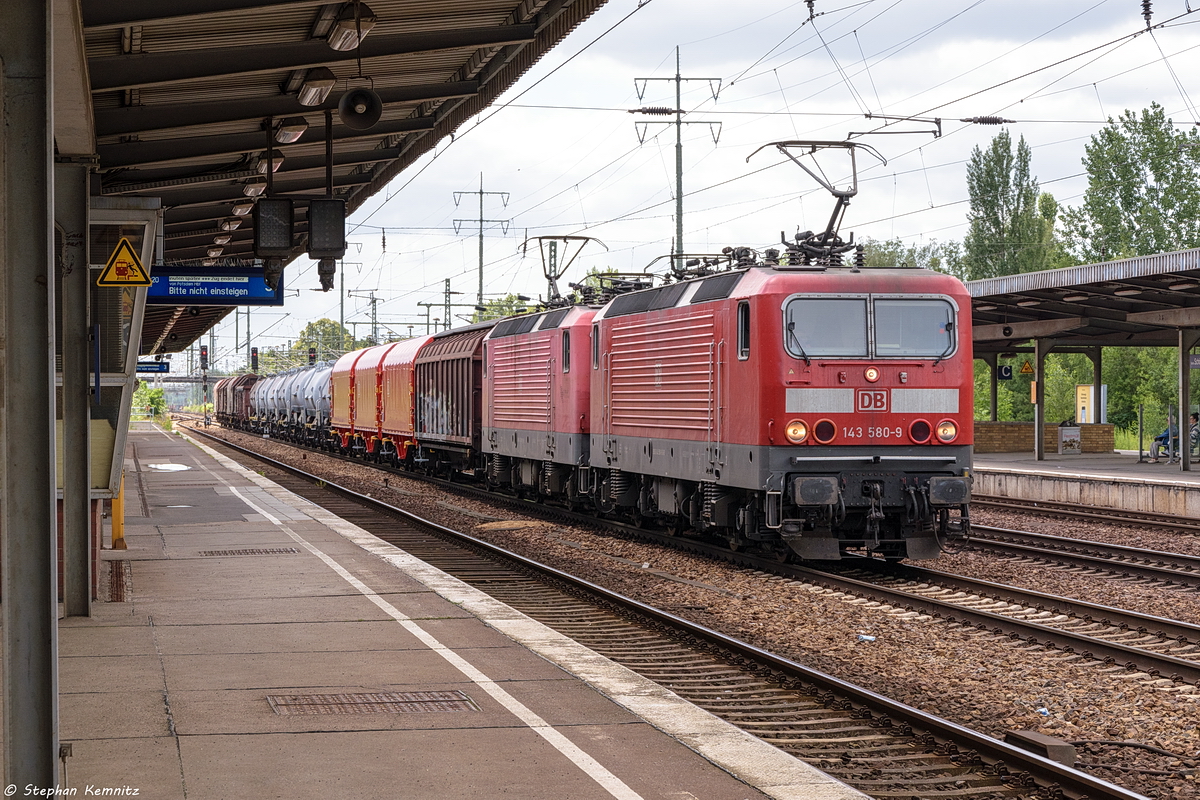 143 580-9 & 143 860-5 DB Cargo mit einem gemischten Güterzug in Berlin-Schönefeld Flughafen und fuhren weiter Richtung Grünauer Kreuz. 13.07.2017 