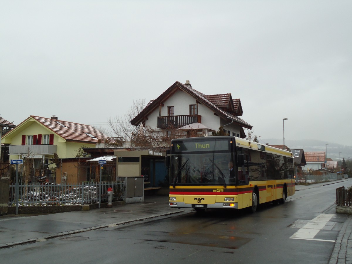 (143'505) - STI Thun - Nr. 77/BE 274'177 - MAN am 18. Mrz 2013 in Thun-Lerchenfeld, Forstweg