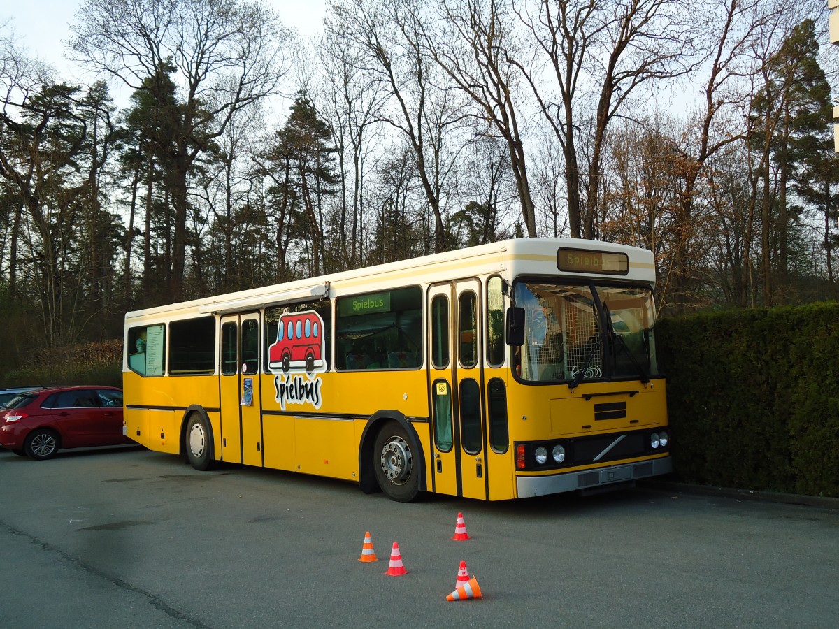 (143'635) - Kirchgemeinde, Steffisburg - Volvo/FHS (ex STI Thun Nr. 6; ex TSG Blumenstein Nr. 6) am 17. April 2013 in Steffisburg, Kirche Kaliforni