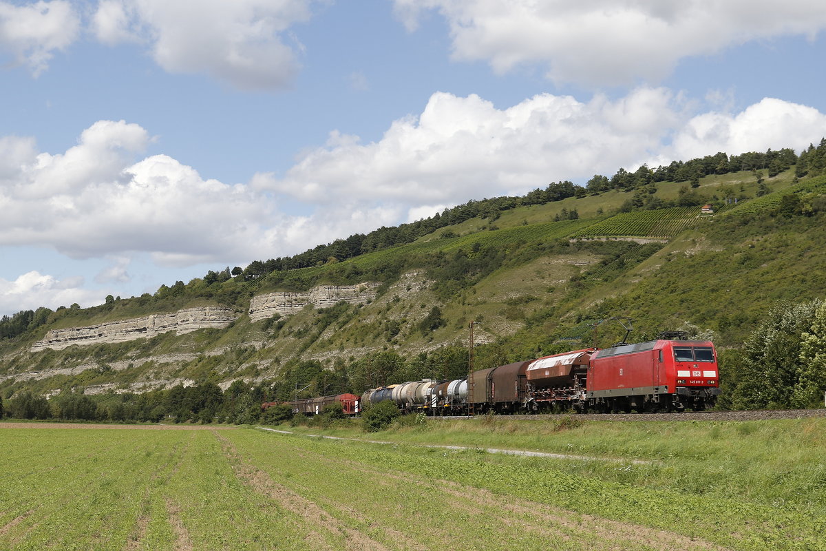 145 011-3 war am 19. August mit einem gemischten Gterzug bei Thngersheim in Richtung Wrzburg unterwegs.