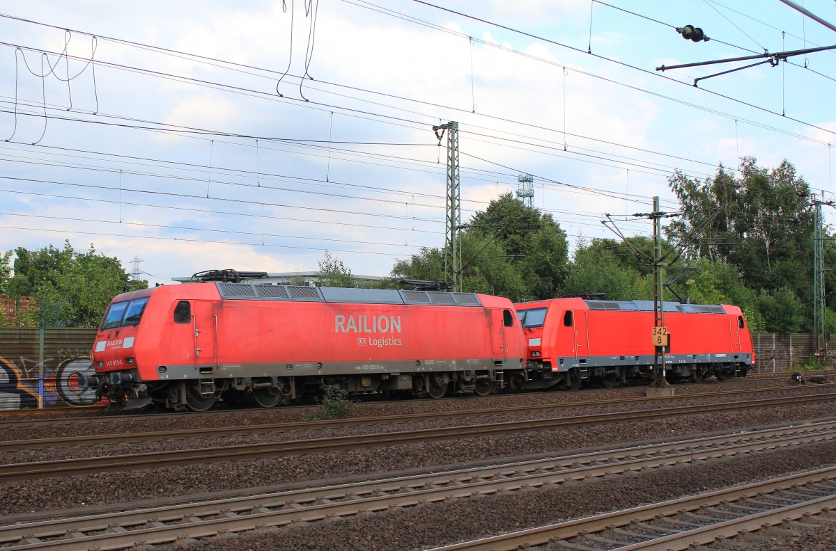 145 029-2 und 185 362-1 durchfahren am 31. Juli 2013 Hamburg-Harburg.