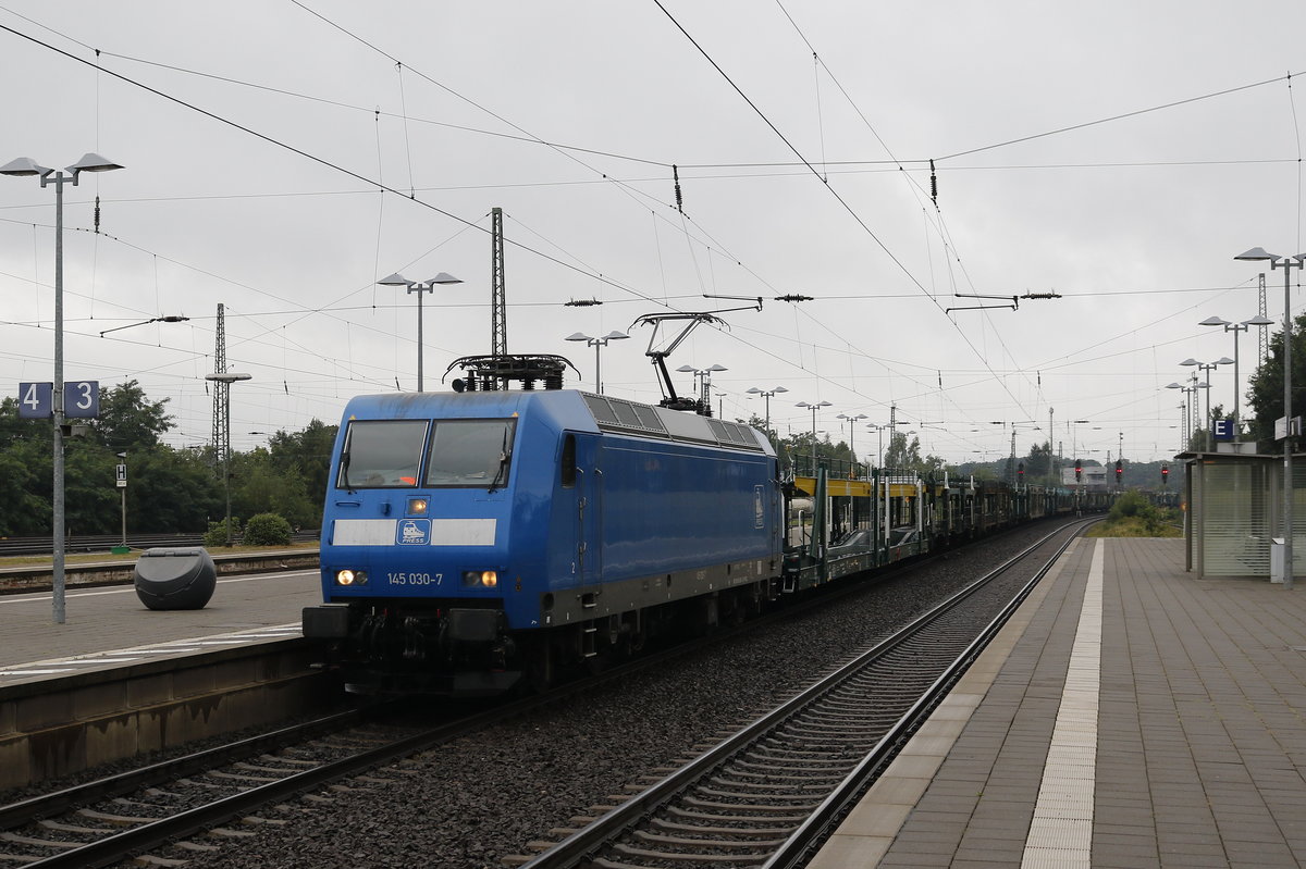 145 030-7 durchfhrt am 11. August 2017 mit einem leeren Autozug den Bahnhof von Nienburg.