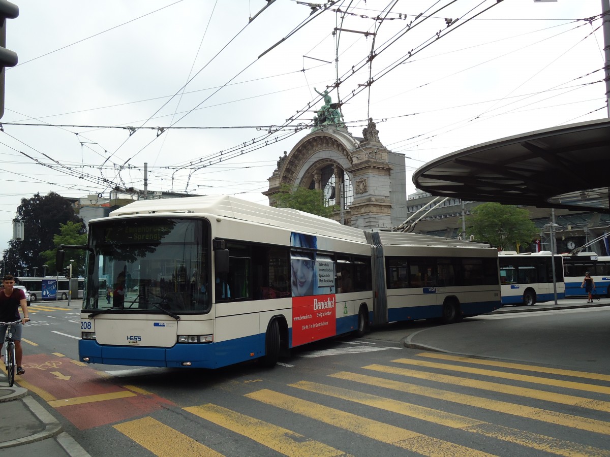 (145'677) - VBL Luzern - Nr. 208 - Hess/Hess Gelenktrolleybus am 8. Juli 2013 beim Bahnhof Luzern