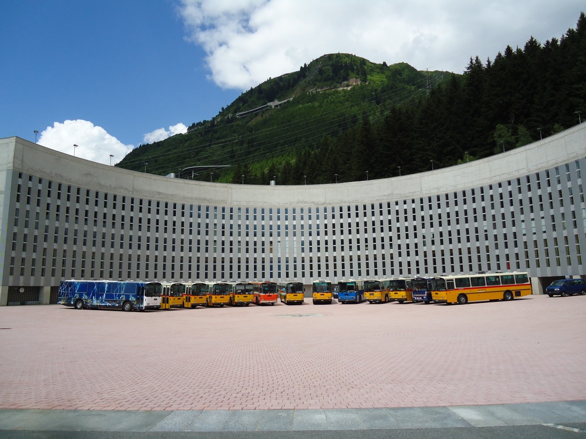 (145'908) - Gloor, Staufen - AG 9380 U - Saurer/Hess (ex ALMAT, Tagelswangen; ex P 26'516) + Gautschi, Suhr - AG 6835 - Saurer/Tscher (ex Ltscher, Neuheim Nr. 200; ex Cartek, Regensdorf; ex P 25'822) am 20. Juli 2013 in Airolo, Caserna (und 11 weitere Saurer RH)