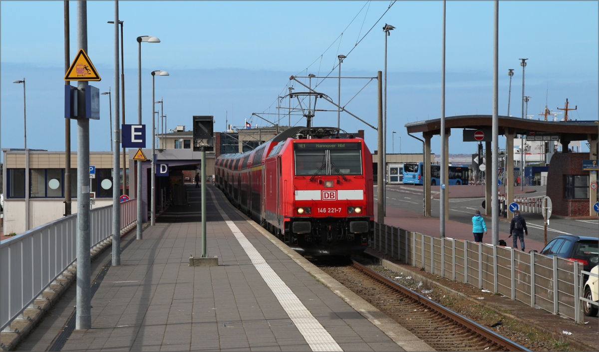 146 221 mit RE1 nach Hannover abfahrbereit am 27.04.22 in Norddeich Mole