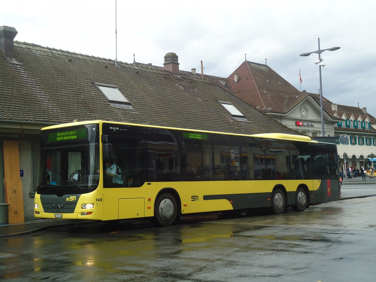 (147'553) - STI Thun - Nr. 148/BE 801'148 - MAN am 23. Oktober 2013 beim Bahnhof Thun