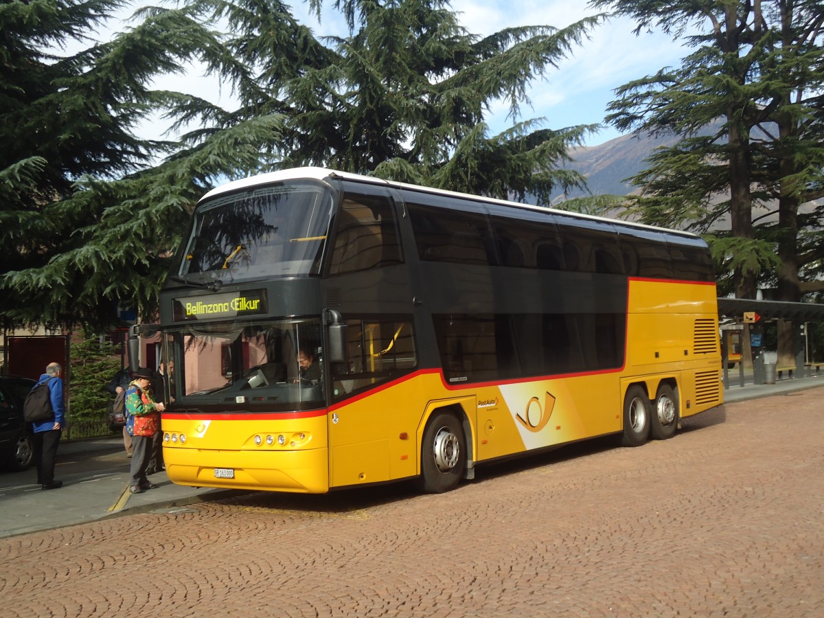 (147'649) - PostAuto Graubnden - GR 163'000 - Neoplan am 5. November 2013 beim Bahnhof Bellinzona