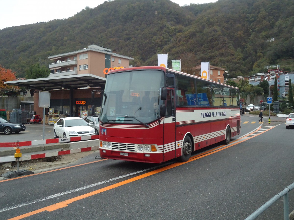 (147'765) - Mantegazzi, Arogno - TI 149'457 - Scania am 6. November 2013 beim Bahnhof Melide