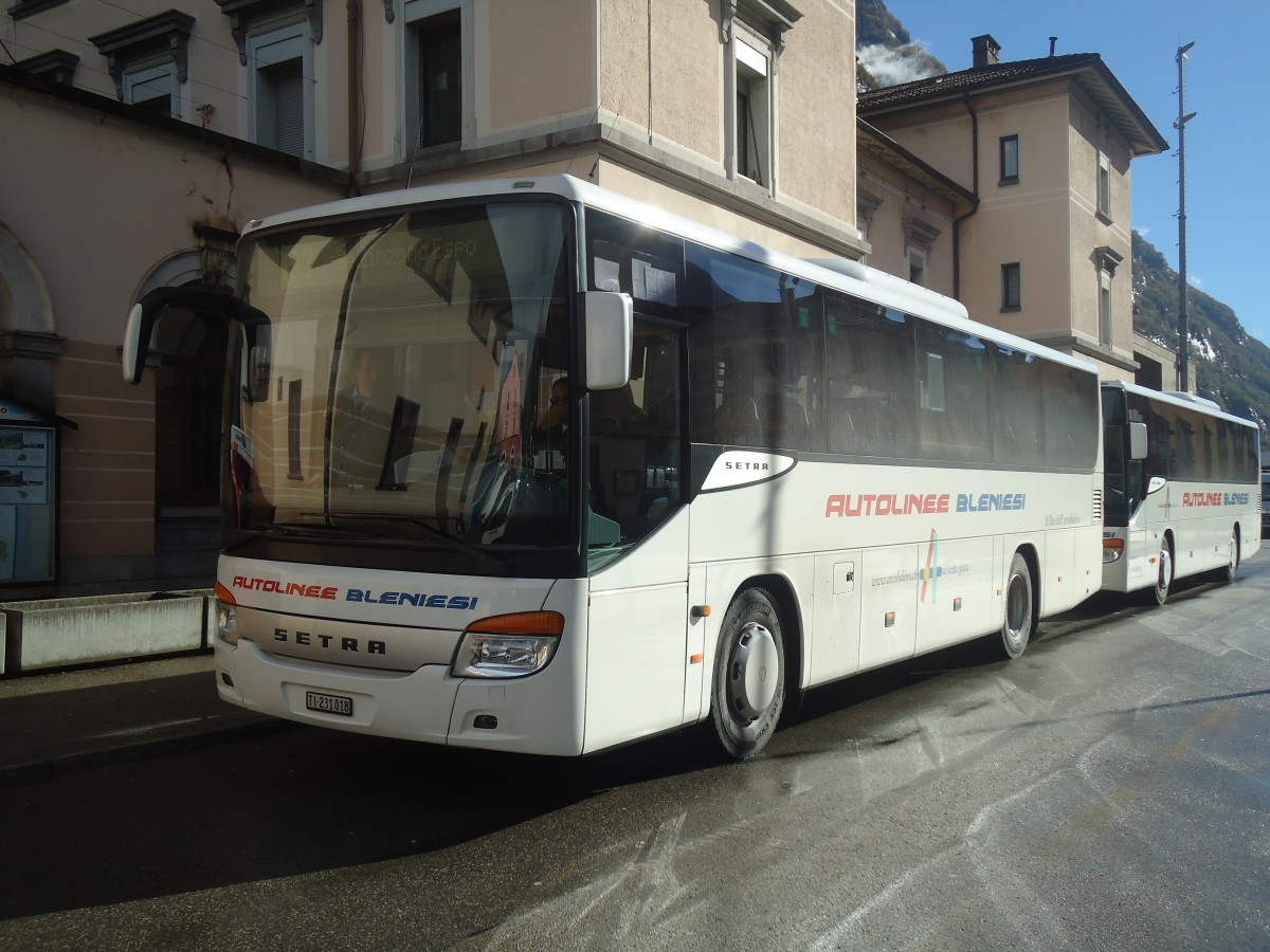 (147'862) - ABl Biasca - Nr. 18/TI 231'018 - Setra am 6. November 2013 beim Bahnhof Biasca