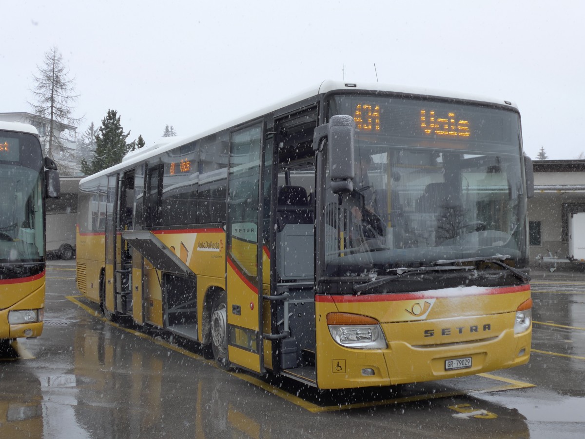 (149'066) - Fontana, Ilanz - Nr. 7/GR 79'029 - Setra am 1. Mrz 2014 beim Bahnhof Ilanz