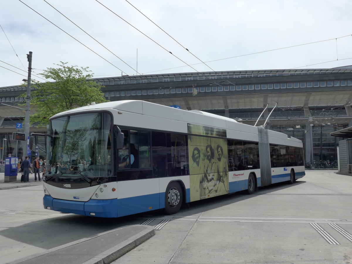 (150'610) - VBL Luzern - Nr. 212 - Hess/Hess Gelenktrolleybus am 10. Mai 2014 beim Bahnhof Luzern