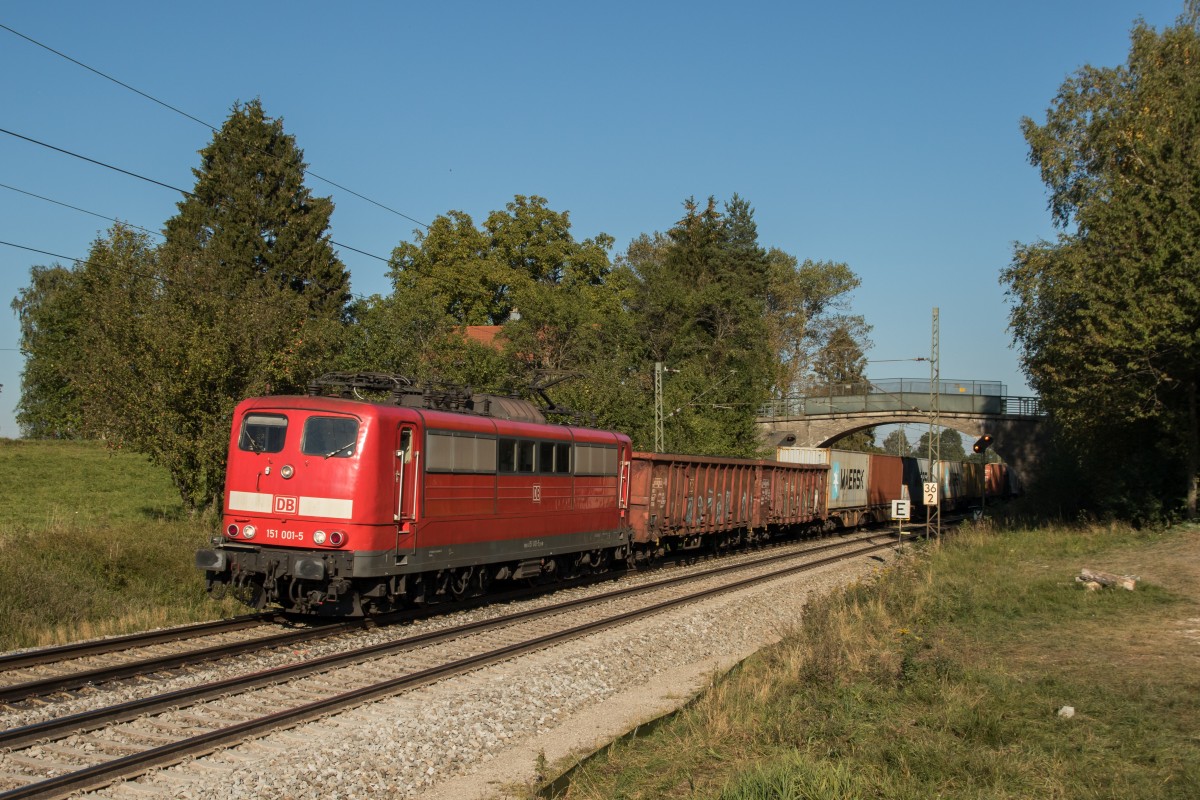 151 001-5 mit einem gemischten Gterzug aus Freilassing kommend am 2. Oktober 2015 bei bersee.