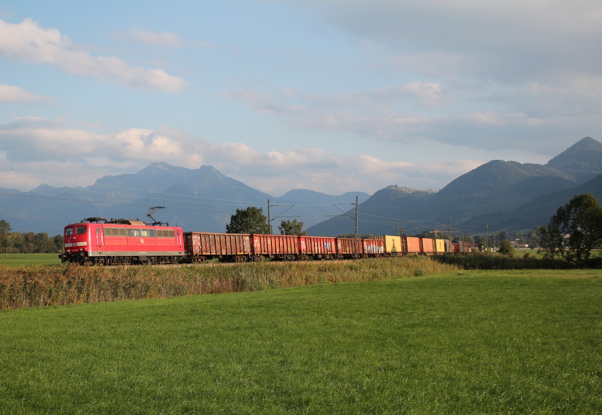 151 001-5 war am 30. September 2015 bei Weisham mit einem gemischten Gterzug von Freilassing nach Rosenheim unterwegs.