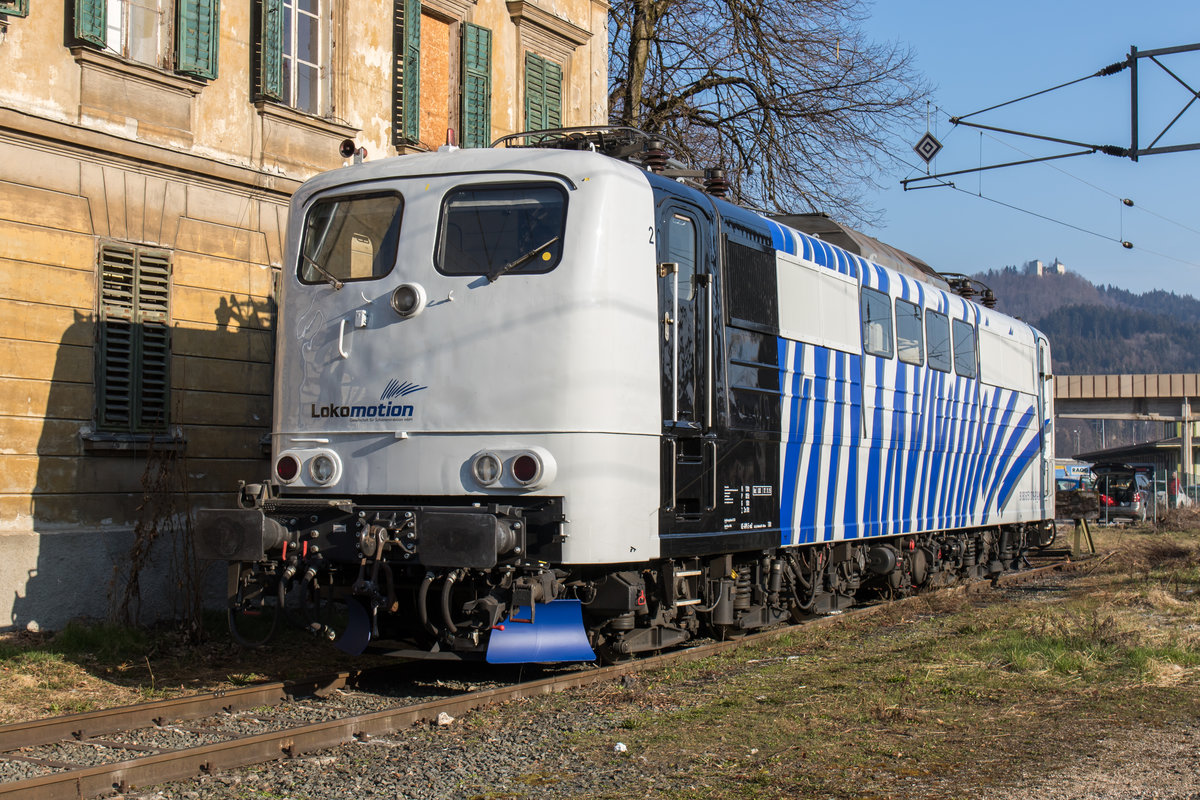 151 018 war am 19. Mrz 2016 im Bahnhof vonn Kufstein/Tirol abgestellt.