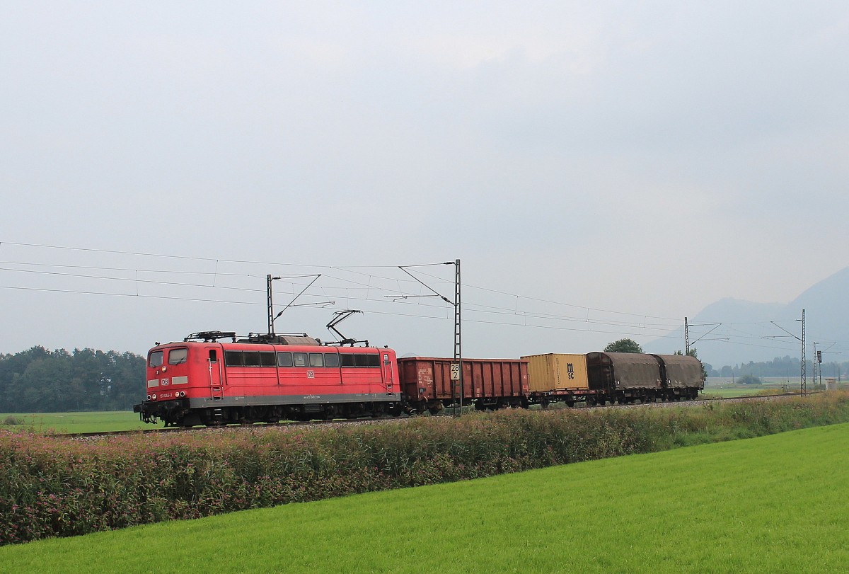 151 045-2 mit vier Gterwagen am 4. September 2012 bei Weisham.