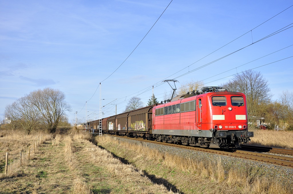 151 058 bespannt am 23.02.2019 den Güterzug nach Maschen.
