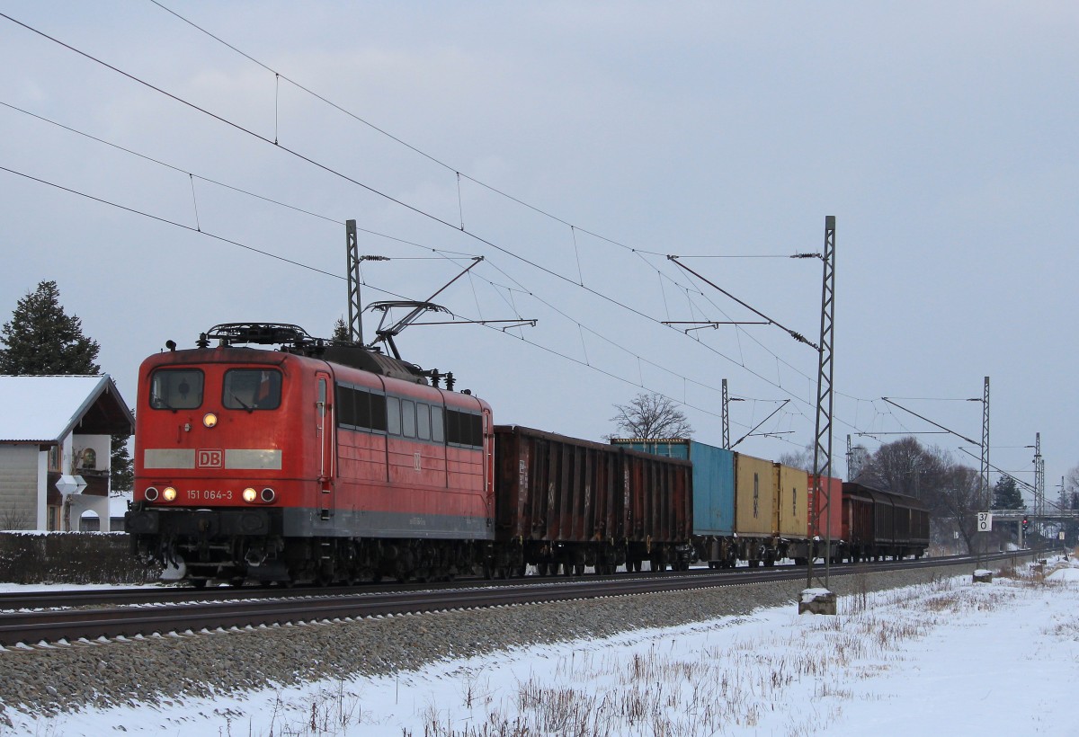 151 064-3 war am 8. Februar 2013 bei bersee von Freilassing nach Rosenheim unterwegs.