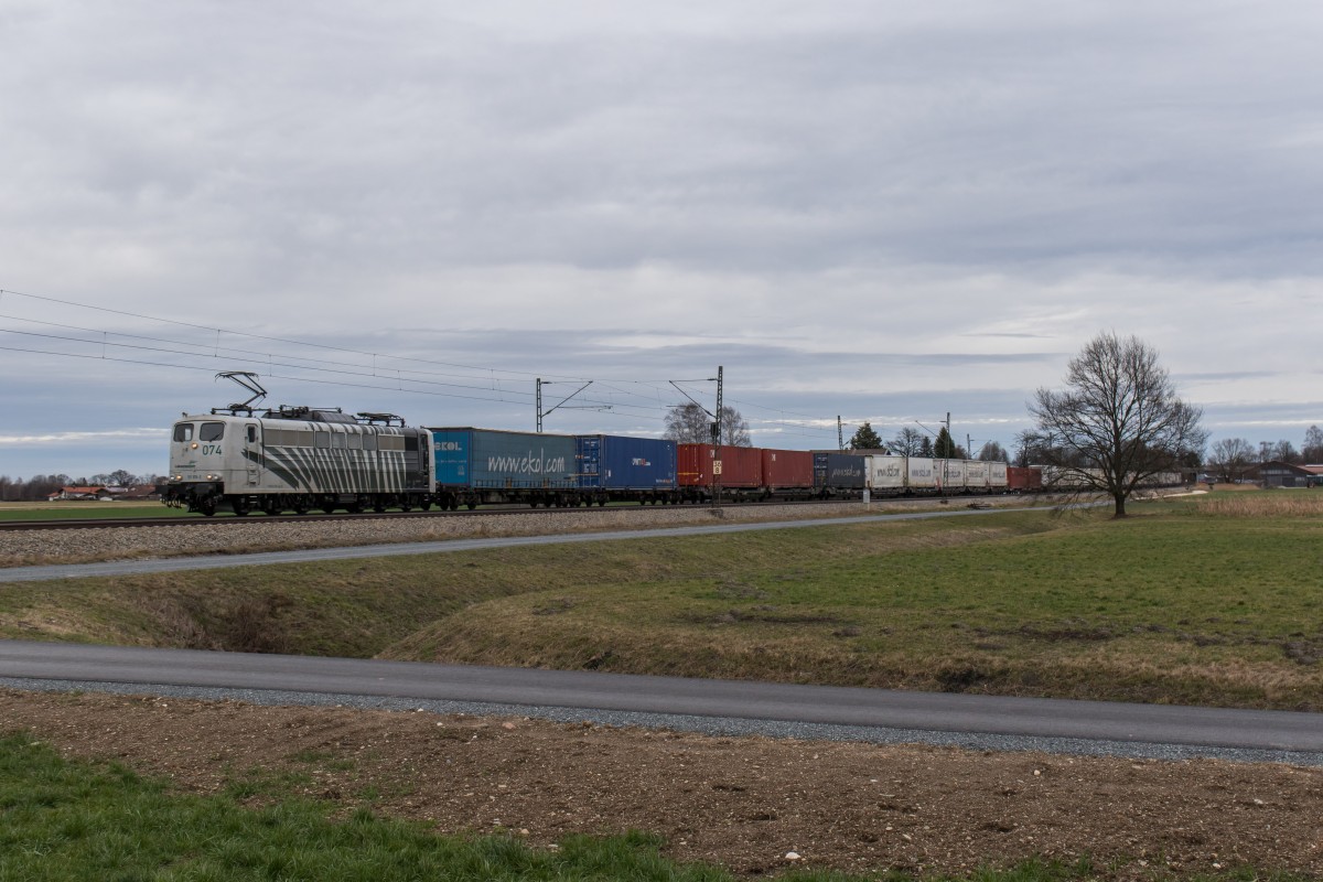 151 074-2 mit dem  Ekol-Zug  aus Salzburg kommend am 9. Februar 2016 bei bersee am Chiemsee.