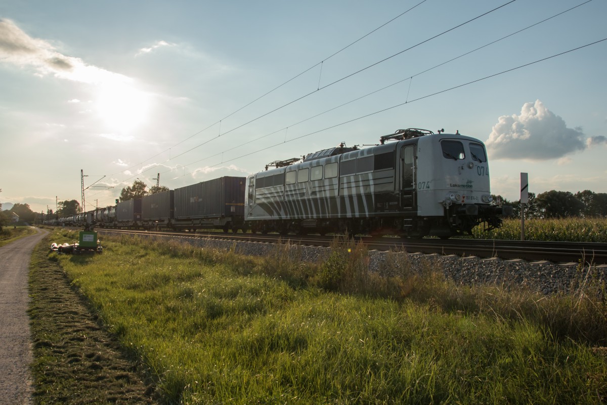 151 074 am Zugende eines Gterzuges am 9. September 2015 bei bersee.