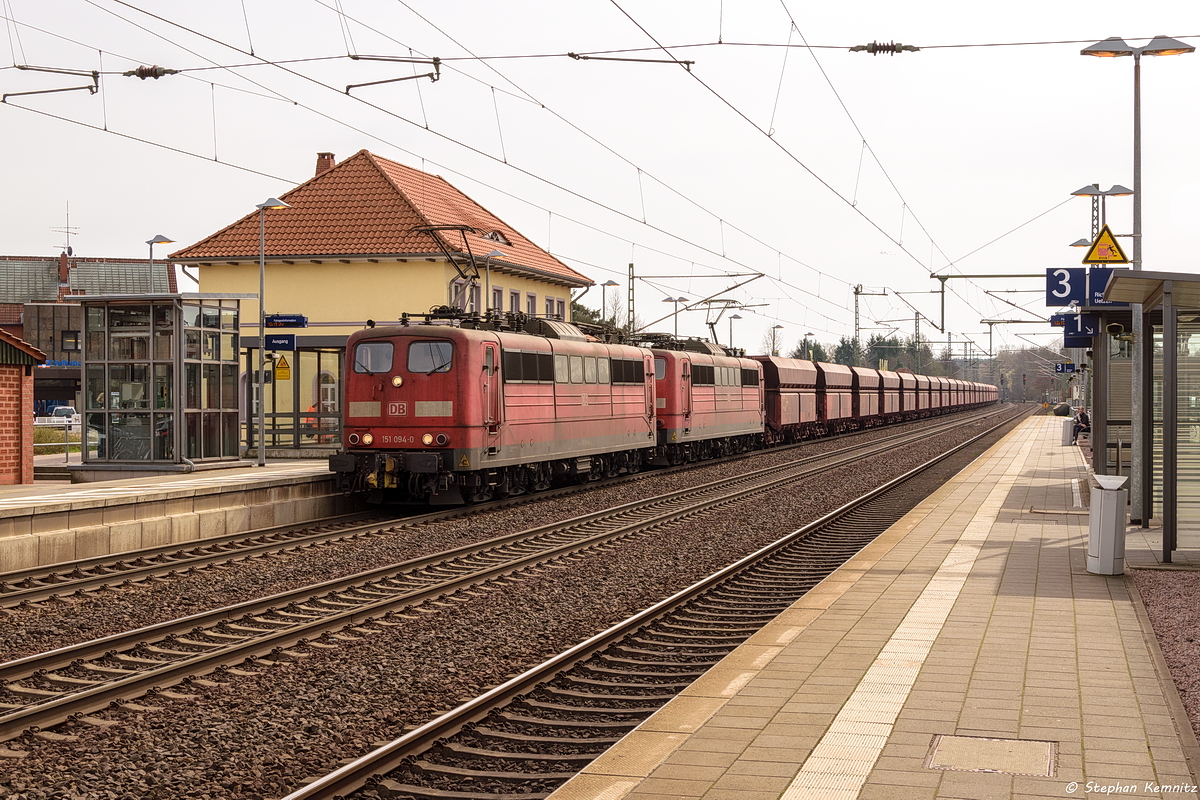 151 094-0 & 151 116-1 DB Cargo mit einem leeren Erzzug von Beddingen nach Hamburg in Bienenbüttel. 31.03.2017