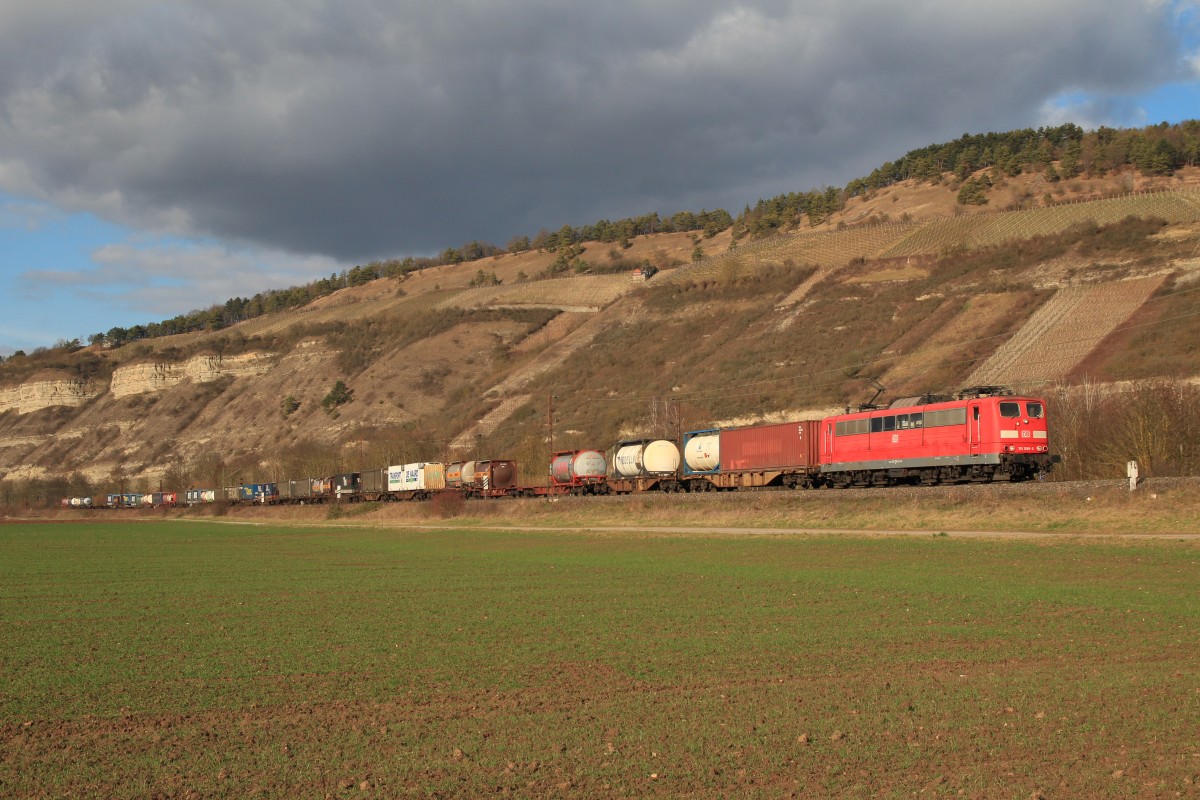 151 099-9 war mit einem Containerzug bei Thngersheim in Richtung unterwegs. Aufgenommen am 20. Februar 2014.