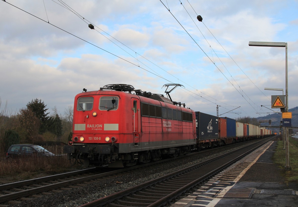 151 108-8 durchfhrt am 21. Februar 2014 mit einem Containerzug von Wrzburg kommend den Bahnhof von Thngersheim.