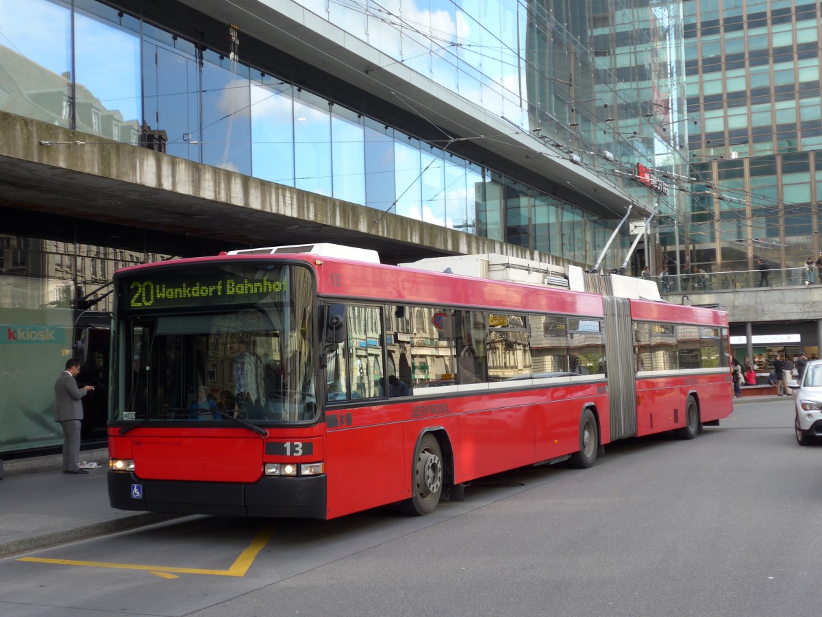 (151'008) - Bernmobil, Bern - Nr. 13 - NAW/Hess Gelenktrolleybus am 28. Mai 2014 beim Bahnhof Bern