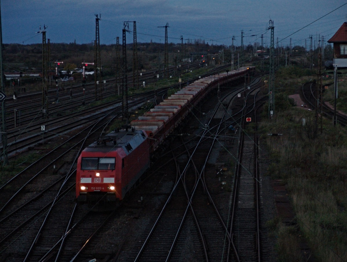 152 020-4 fuhr am Abend des 28.10.2013 mit Seitenkipper Ganzzug in den Rangierbahnhof Halle ein.