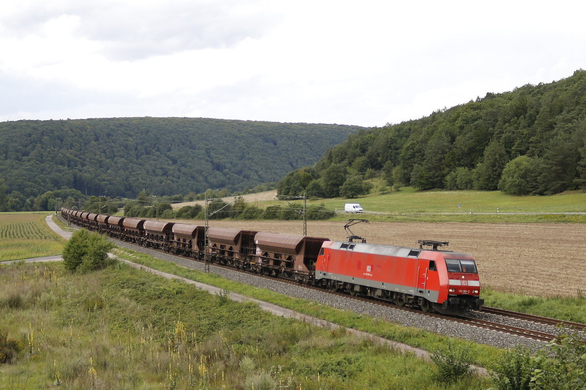 152 021-2 mit einem Schotterwagenzug am 18. August 2017 bei Harrbach.