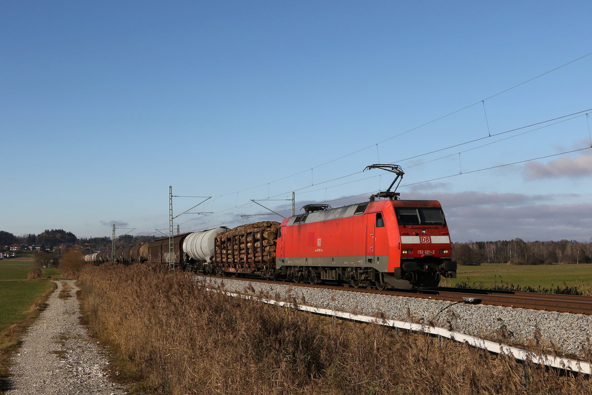 152 021 mit einem  Mischer  aus Mnchen kommend am 24. November 2020 bei Bernau am Chiemsee.