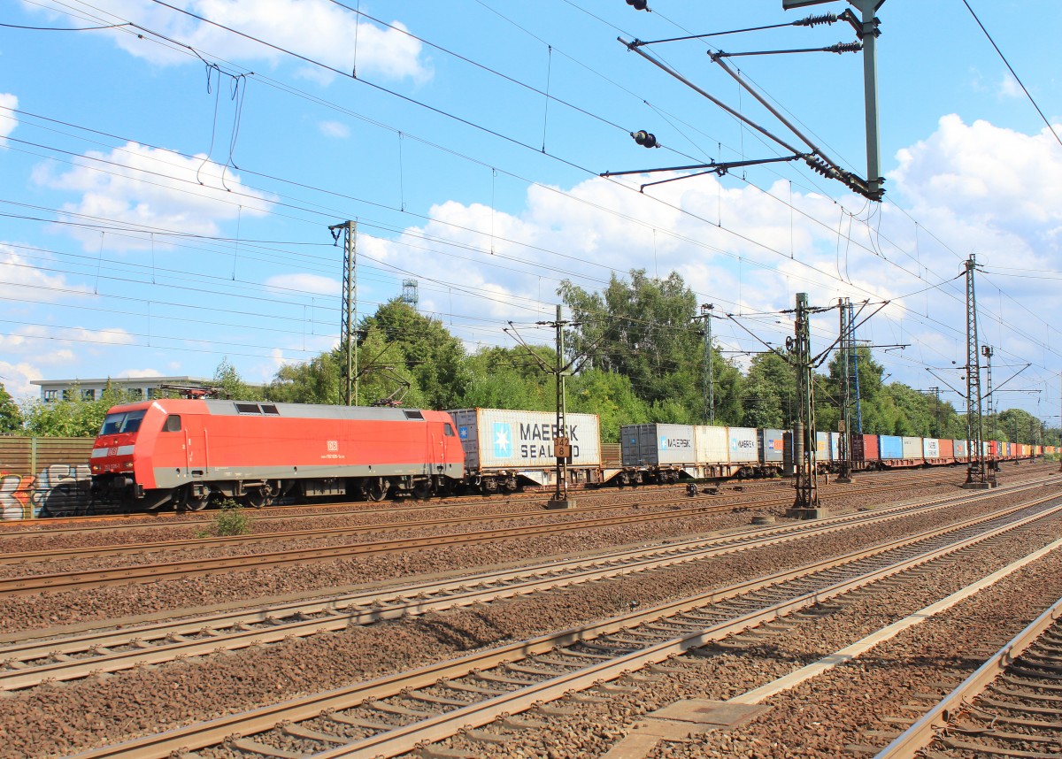 152 026-1 durchfhrt am 31. Juli 2013  mit einem Containerzug den Bahnhof von Hamburg-Harburg in Richtung Hamburger Hafen. 