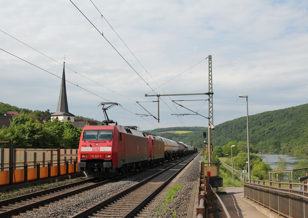 152 029-5 am 15. Mai 2015 von Würzburg kommend bei Wernfeld am Main.