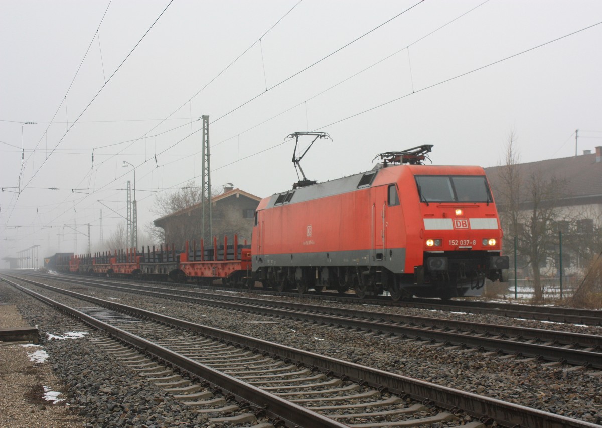 152 037-8 im Nebel am 2. Februar 2014 im Bahnhof von bersee am Chiemsee.