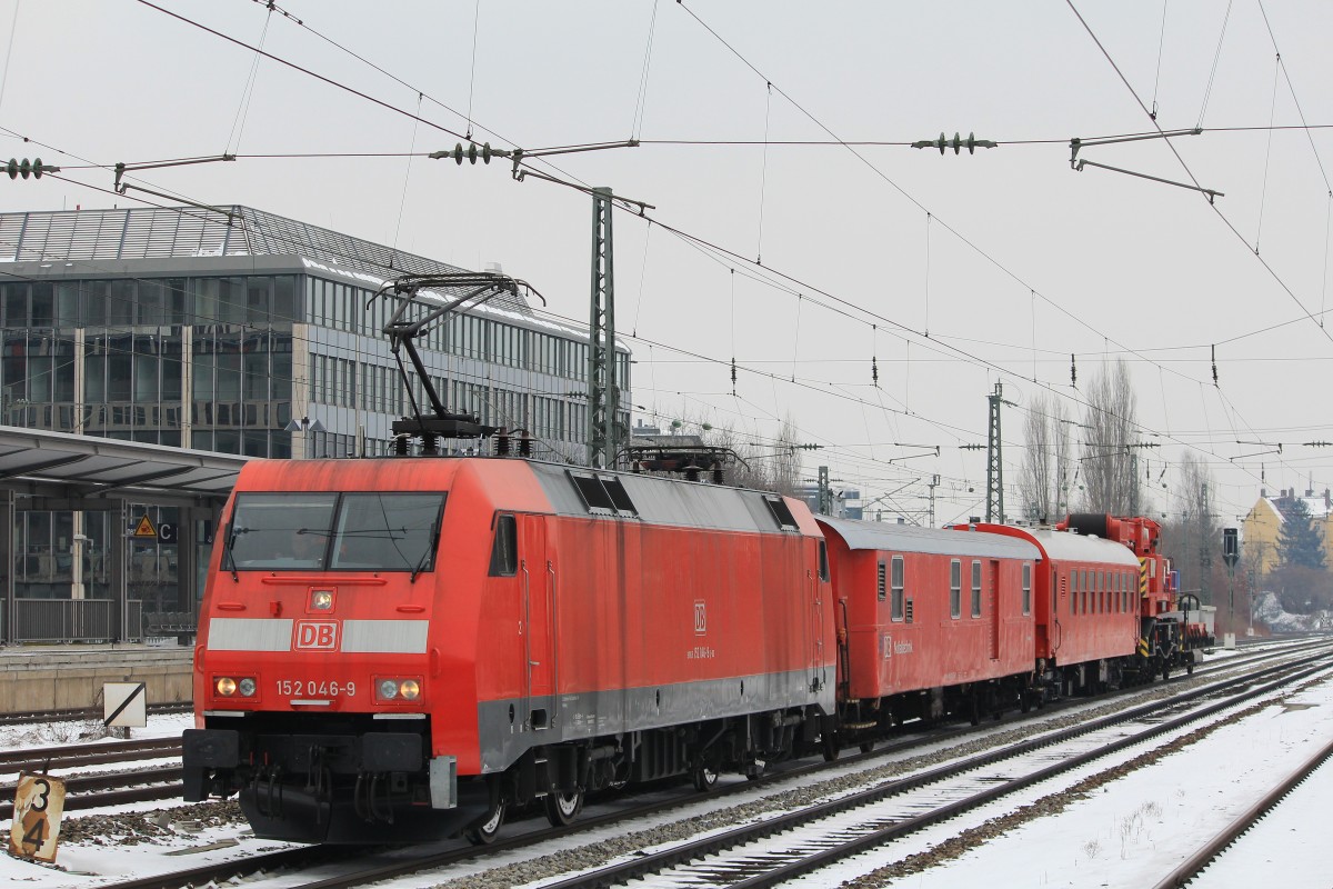 152 046-9 mit einem Bauzug am 27. Mrz 2013 in Mnchen.