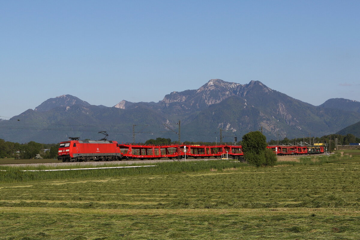 152 057 mit einem leeren Autozug aus Salzburg kommend am 31. Mai 2021 bei Bernau am Chiemsee.